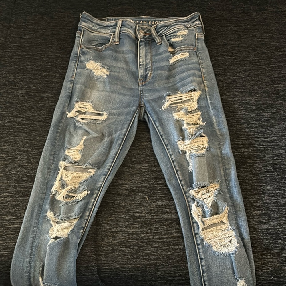 size 6 super ripped american eagle jean